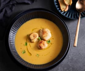 Bisque de vieiras com crostini de rosmaninho e azeite de limão