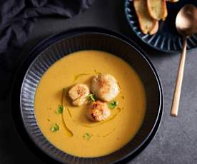 Bisque con capesante, crostini e olio al limone