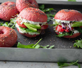 Lyserøde bagels med kylling, avocado og grønt