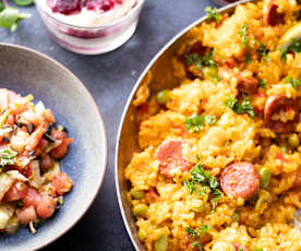 Menu: Paella, salada pipirrana e mousse de chocolate com calda de frutos silvestres