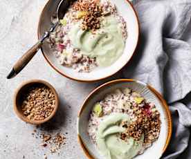 Porridge pommes, graines de lin et matcha