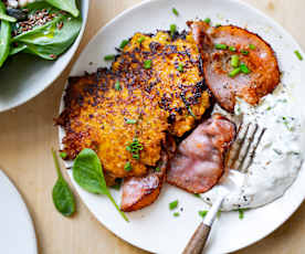 Rösti de patates douces, bacon grillé et sauce aux herbes