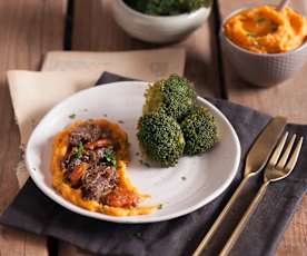 Policzki wołowe duszone w winie, purée z batatów i brokuły