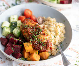 Pikantes Hähnchen mit Quinoa und gemischtem Salat