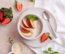 Truskawkowe smoothie bowl z kokosem i nektarynką