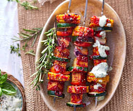 Gegrillte Tempeh-Gemüse-Spieße mit Dip (vegan)