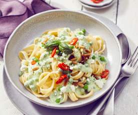 Lauwarme Pasta mit Erbsen in Joghurt-Feta-Sauce