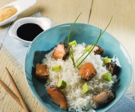 Bowl de arroz con salmón fresco