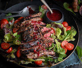 Steaks marinés au café, salade de crudités et vinaigrette aux fruits rouges