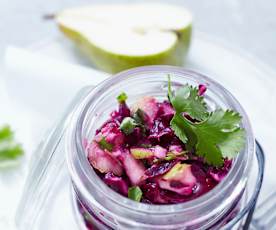 Insalata di cavolo rosso, pere e coriandolo