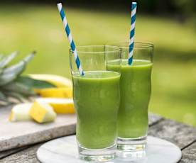 Smoothie agli spinaci, banana e ananas