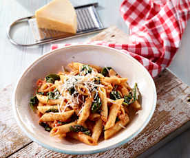 Tomatennudeln mit Spinat