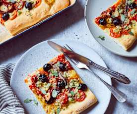 Tomatenfocaccia mit Oliven