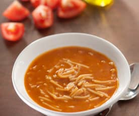 Sopa de tomate y fideos