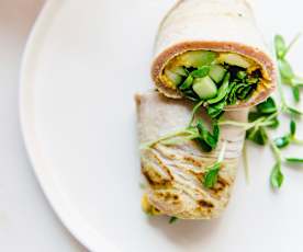 Wraps de coentros com húmus de tomate seco, azeitonas e manjericão