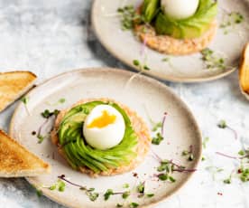 Avocat avec œuf et tartare de saumon