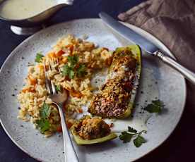 Zucchini mit Paprika-Hack-Füllung, Möhrenreis und Käsesauce