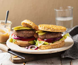 Sandwich au fromage faible en glucides avec galettes de hamburger