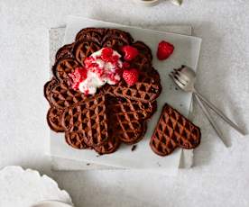 Brownie-Waffeln mit Himbeersahne