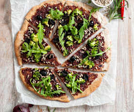 Wegańska gryczana pizza z konfiturą z czerwonej cebuli i brokułami