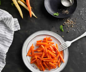 Faire sauter 400 g de carottes en bâtonnets