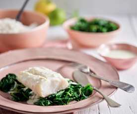 Bacalhau fresco com arroz, espinafres e molho de limão