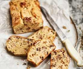 Cake au roquefort, à la poire et aux noix