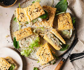 Sandwich aux oeufs et aux amandes à faible teneur en glucides, garni de thon et d'oeufs