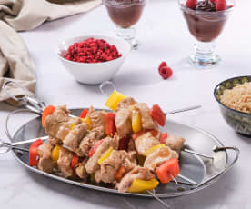 Σουβλάκι κοτόπουλο με πιπεριές και ρύζι, Σαλάτα ψιλοκομμένων λαχανικών, Πουτίγκα σοκολάτας με χουρμάδες