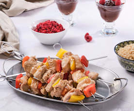 Σουβλάκι κοτόπουλο με πιπεριές και ρύζι, Σαλάτα ψιλοκομμένων λαχανικών, Πουτίγκα σοκολάτας με χουρμάδες