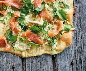 Piza de salmão fumado e agrião