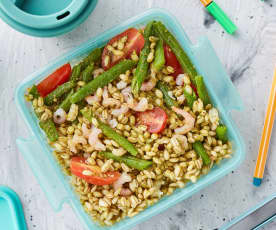 Insalata di orzo con pesto e gamberetti