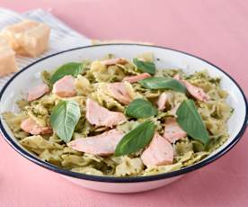 Farfalle con salmón y pesto