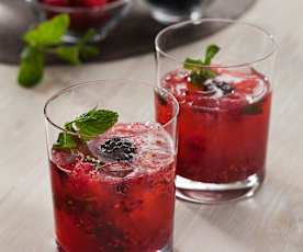 Vodka tonic de moras y fresas