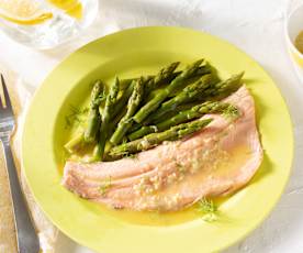 Filetes de trucha y espárragos con mantequilla de jengibre