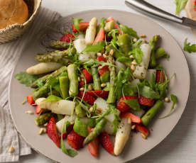 Ensalada de espárragos y fresas