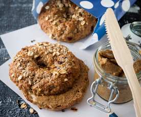 Müsli bagel s mandlovým máslem přijde k chuti časem