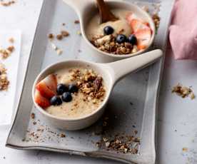 Porridge de semolina con frutos secos y fruta fresca