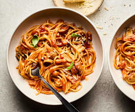 Spaghetti met tomatensaus en champignons