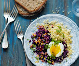 Chou rouge aux noix, couscous et œuf mollet