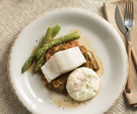 Bacalao al vapor con verduras y huevos poché