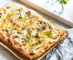 Pizza crème aux champignons, mozzarella et huile de basilic