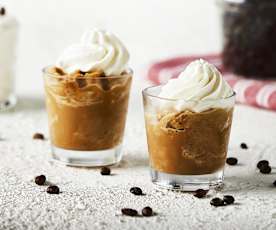 Sorbetto al caffè con panna montata
