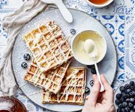 Gaufres et coulis de chocolat blanc