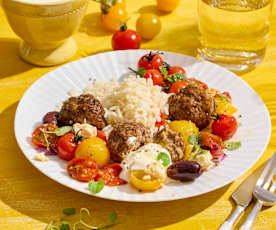Gyros-Hackbällchen mit bunten Cherry-Tomaten und Reis