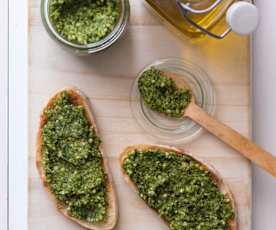 Grov basilikums pesto