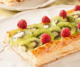 Tarta de hojaldre con crema pastelera y kiwi