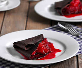 Crêpes de chocolate con compota de frambuesas y manzana