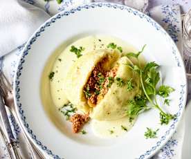 Hefe-Hackfleisch-Knödel mit Käsesauce