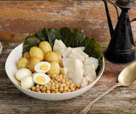 Bacalao con patatas, huevos, berzas y garbanzos